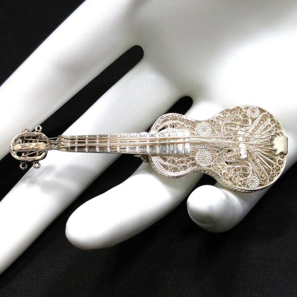 Vintage Silver Filigree Guitar or Violin Brooch, Cannetille Wire Work, 1940s - Picture 4 of 10
